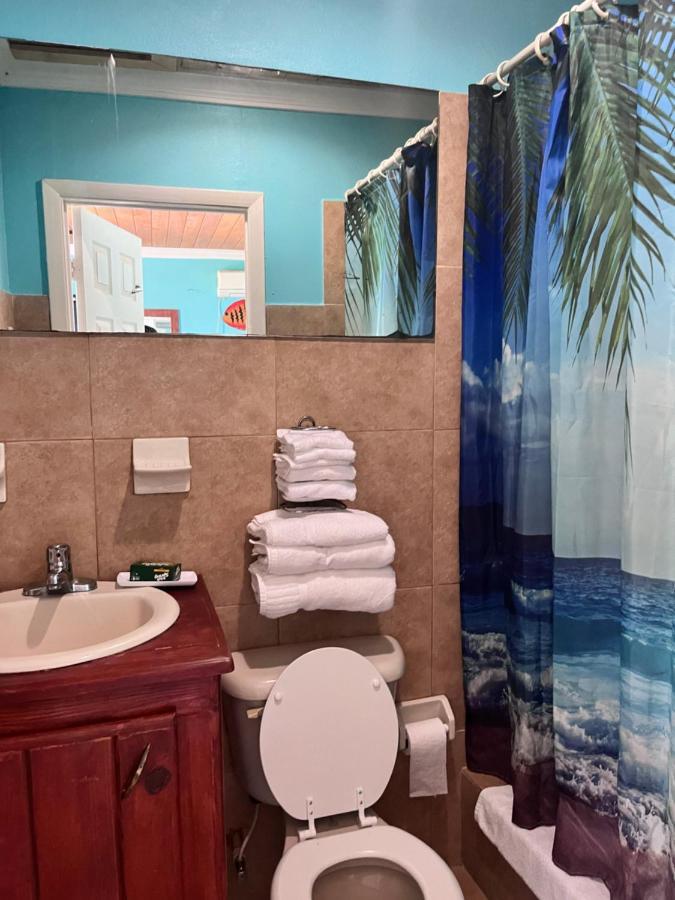 Bay Inn Estates Alice Town  Экстерьер фото